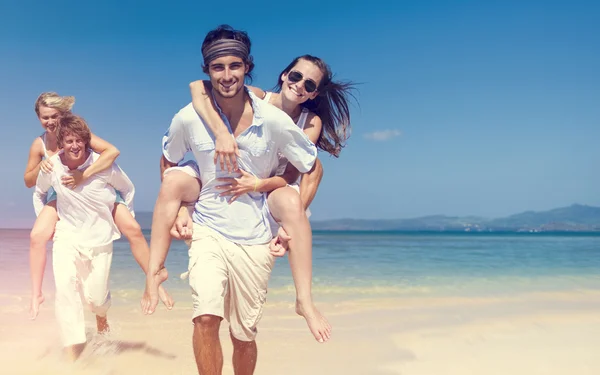 Deux couples se relaxant sur la plage — Photo