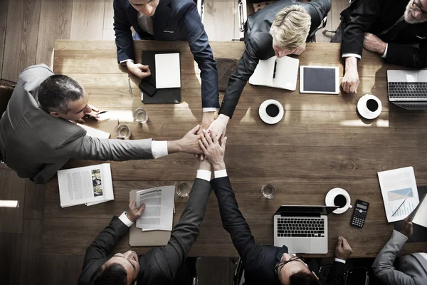 Equipo de negocios trabajando en la oficina — Foto de Stock