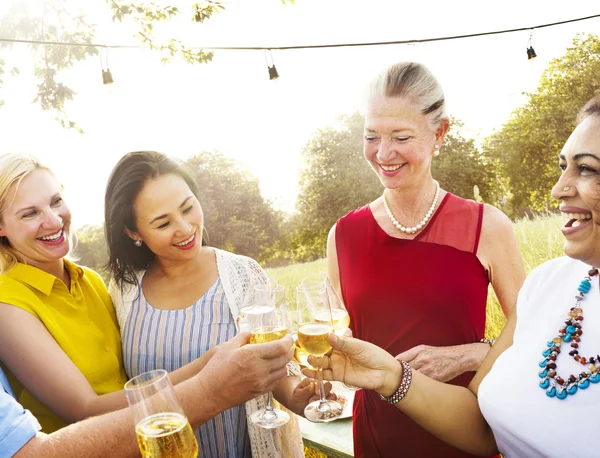 Diversità amici mangiare all'aperto — Foto Stock