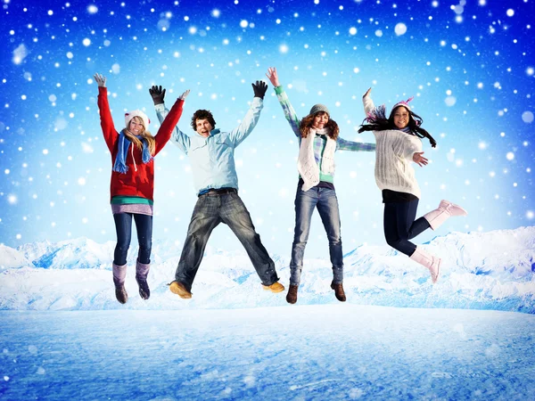Vrienden springen in de sneeuw — Stockfoto