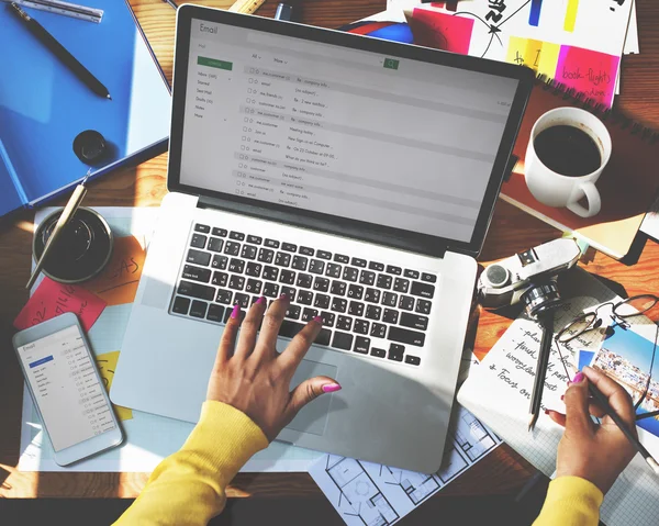 Vrouw tekst typen op laptop — Stockfoto