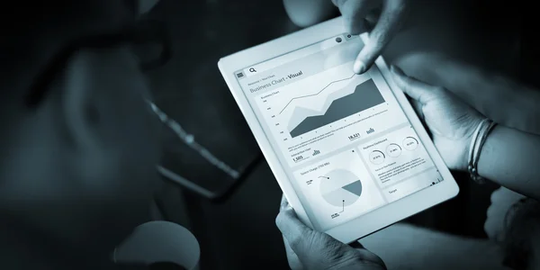 Obchodní graf v tabletu — Stock fotografie