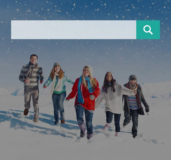 Freunde haben Spaß im Schnee — Stockfoto