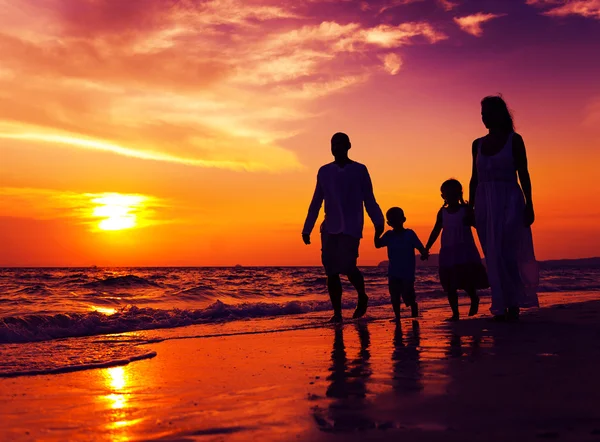 Familia divirtiéndose en la playa — Foto de Stock