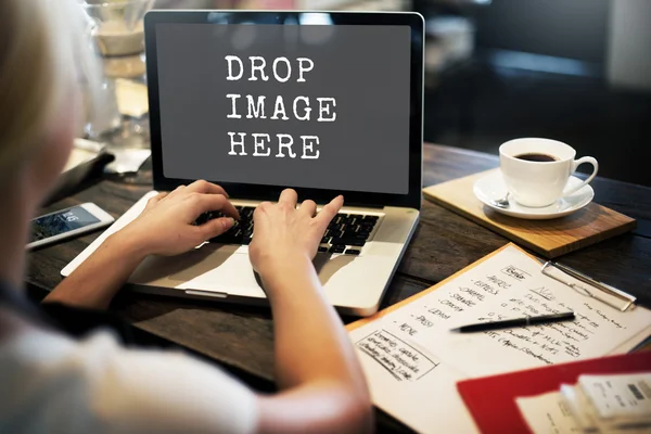 Žena psaní na notebooku — Stock fotografie