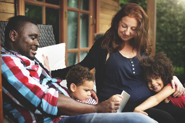 Familie met behulp van Tablet PC — Stockfoto