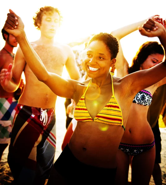 Menschen genießen eine sommerliche Strandparty — Stockfoto