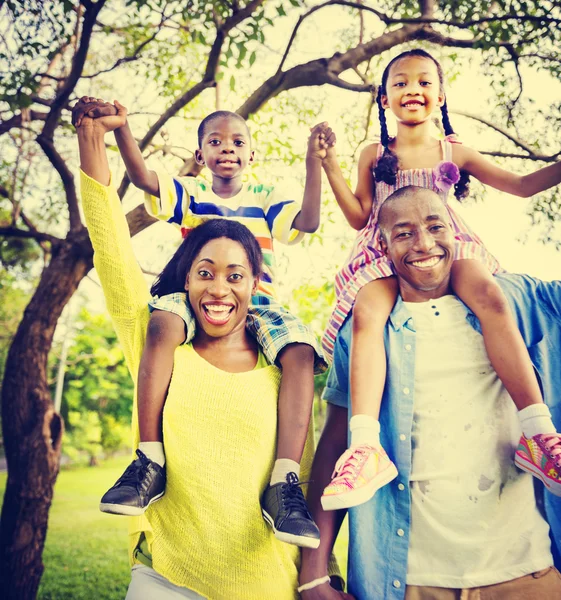 Hermosa familia africana en el parque — Foto de Stock