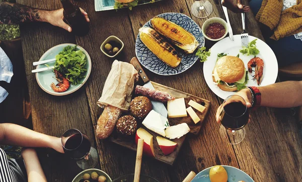 Diversiteit vrienden eten in de open lucht — Stockfoto
