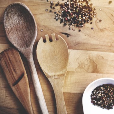 Tahta kaşık ile baharat