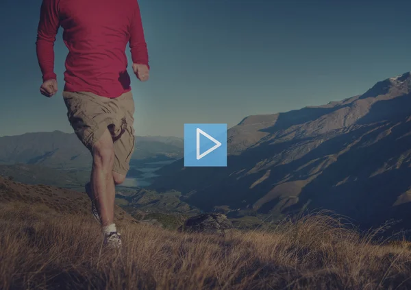 Homem Jogging nas montanhas — Fotografia de Stock