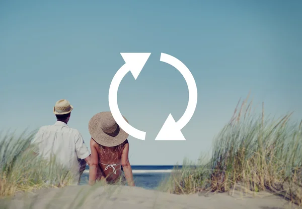 Couple sitting at ocean — Stock Photo, Image