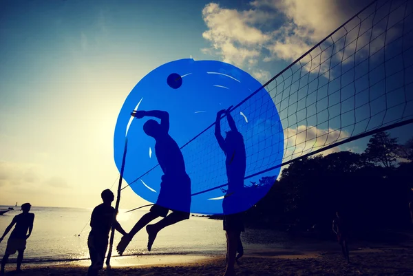 Les gens qui jouent au beach volley — Photo