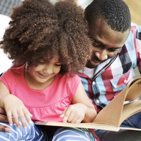 Livre de lecture familiale — Photo