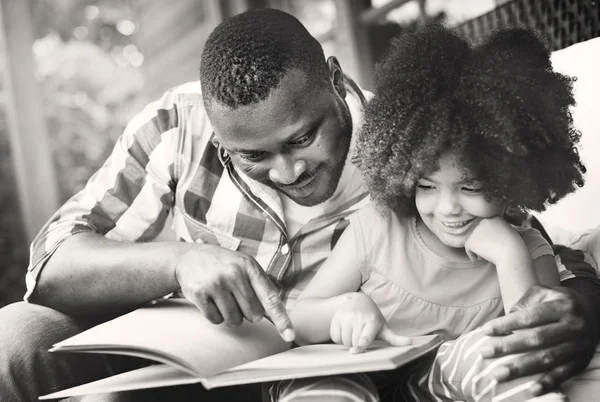 Familie leesboek — Stockfoto