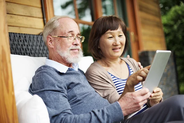 Couple with Digital Device — Stock Photo, Image