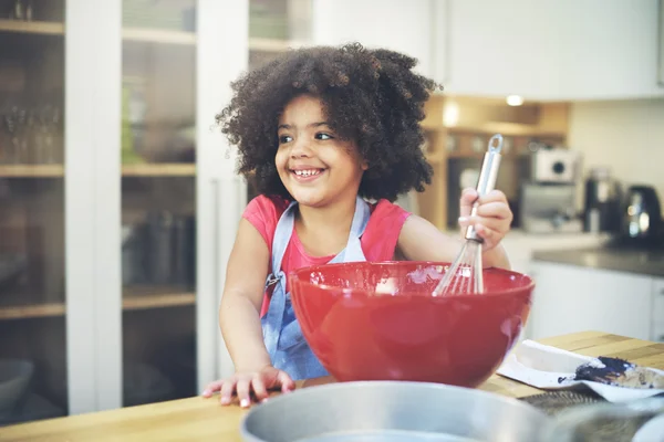 Menina cozinhar na cozinha — Fotografia de Stock