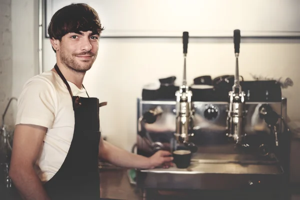 Fazendo café em Barista Cafe — Fotografia de Stock