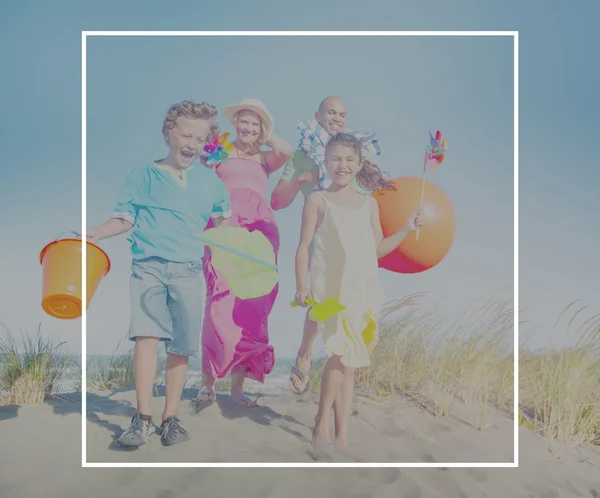 Beautiful family going to beach — Stock fotografie