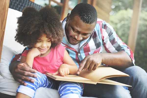 Отец и дочь читают книгу — стоковое фото