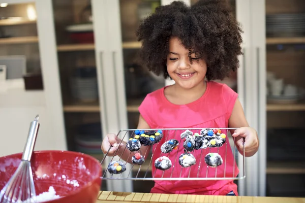 Meisje bakken zelfgemaakte Cookies, — Stockfoto