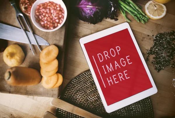 Tableta digital en la cocina con alimentos — Foto de Stock