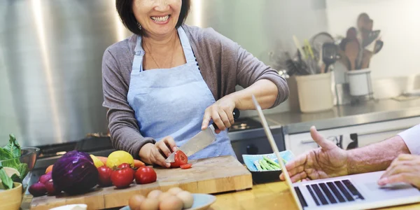 Pareja en cocina cocina comida — Foto de Stock