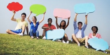 Genç arkadaşlar açık havada 