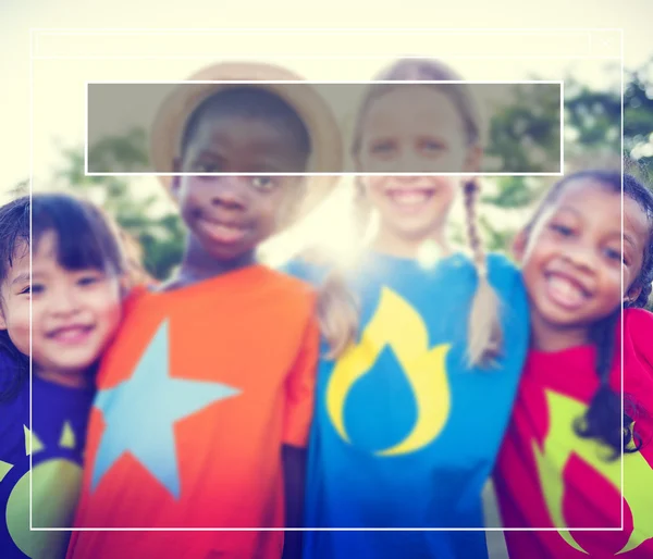 Niños multiétnicos al aire libre —  Fotos de Stock