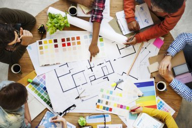 Bir grup insan birlikte çalışma 