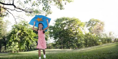 uçurtma ile oynayan kız