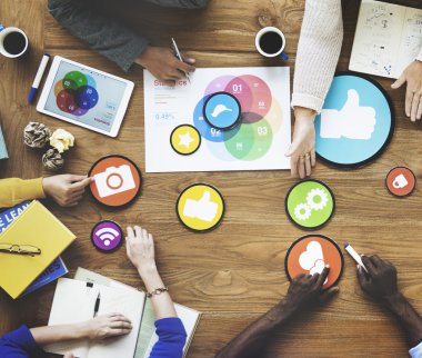 Toplantıda bir grup iş adamı 