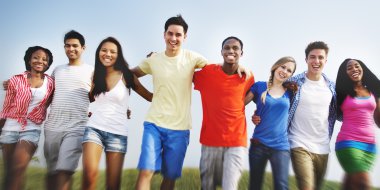 Genç arkadaşlar açık havada 