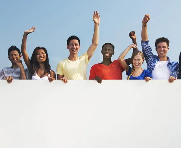 Jóvenes amigos al aire libre — Foto de Stock