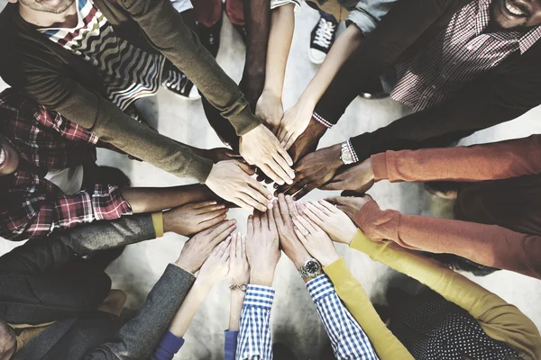 Diverse mensen bedrijf handen — Stockfoto