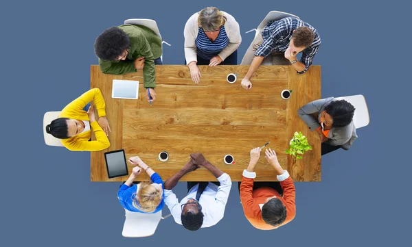 Groep van mensen uit het bedrijfsleven tijdens de bijeenkomst — Stockfoto