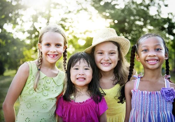 Niños multiétnicos al aire libre —  Fotos de Stock