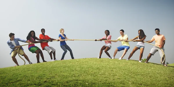 Jóvenes amigos al aire libre — Foto de Stock