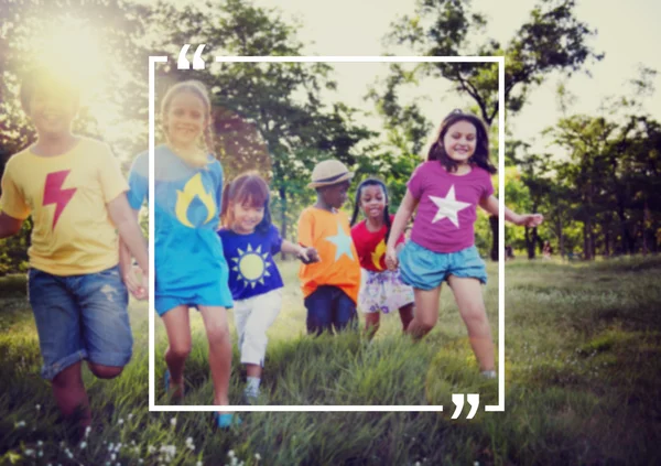 Kinder spielen im Freien — Stockfoto