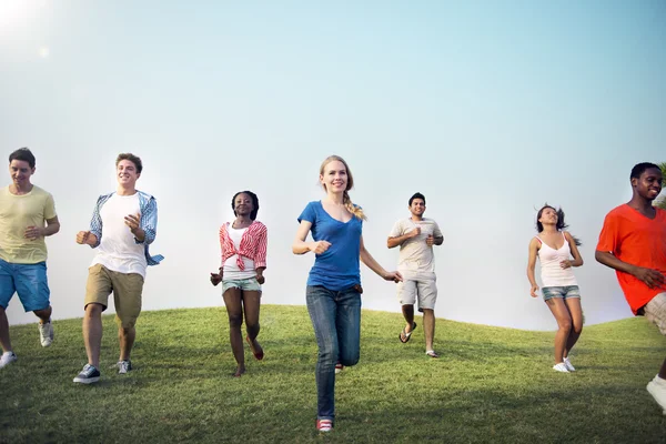 Jóvenes amigos al aire libre — Foto de Stock