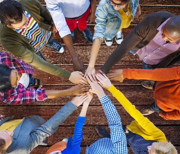 Diverse persone che tengono le mani — Foto Stock