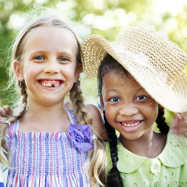 Multiethnische Kinder im Freien — Stockfoto