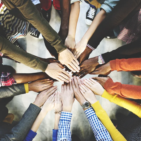 Diversas personas sosteniendo las manos —  Fotos de Stock