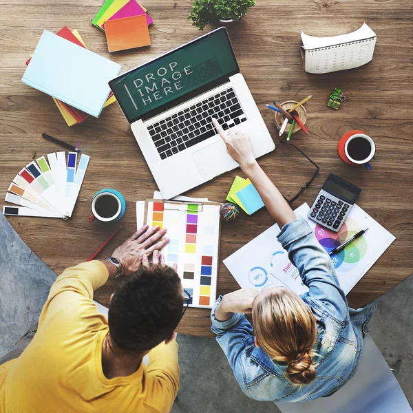 Diseñadores trabajando con el ordenador portátil —  Fotos de Stock