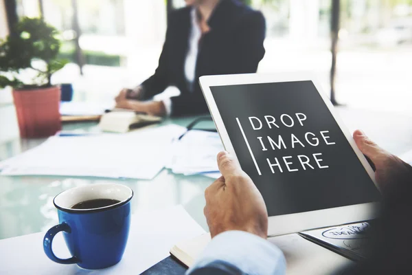 Tableta de navegación persona — Foto de Stock