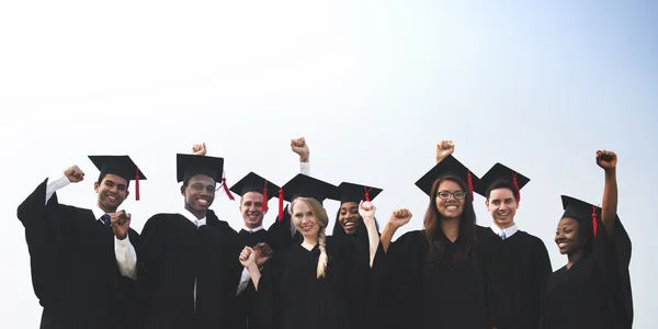 Gruppe von Studenten mit Hochschulabschluss — Stockfoto