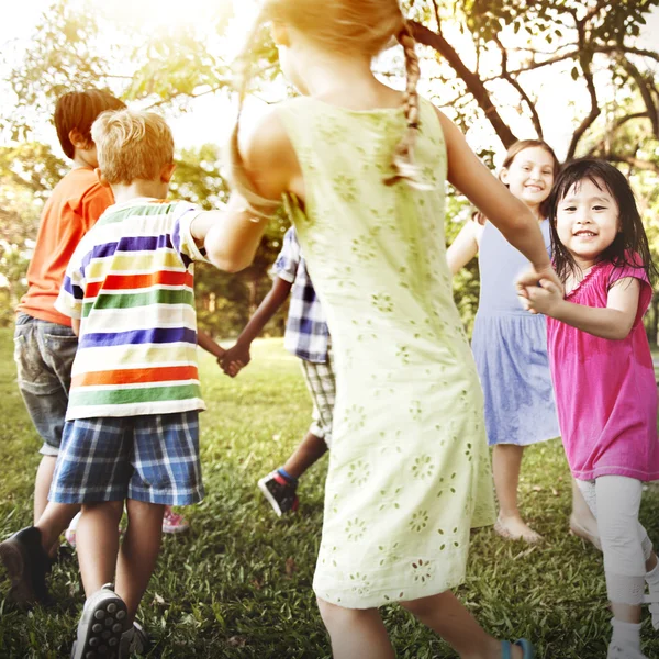 Niños jugando al aire libre — Foto de Stock