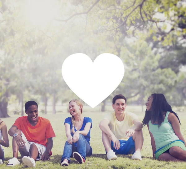 Jeunes amis en plein air — Photo