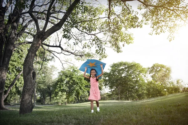 Fille jouer avec cerf-volant — Photo