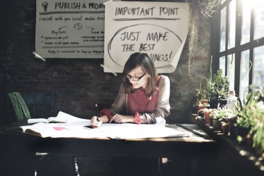 Ofiste çalışan iş kadını